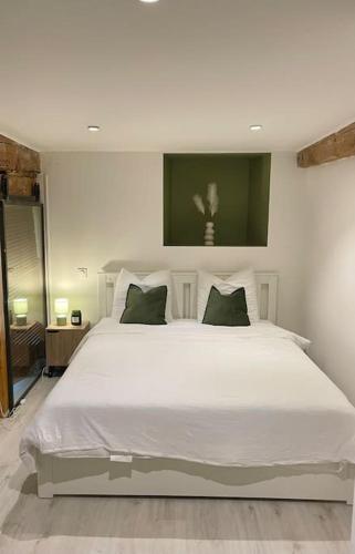 une chambre avec un grand lit blanc avec deux oreillers dans l'établissement L'Ambitieux - Centre de Vienne, à Vienne