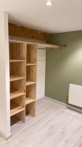 Cette chambre dispose d'un placard avec des étagères en bois. dans l'établissement L'Ambitieux - Centre de Vienne, à Vienne