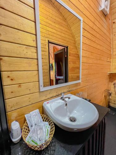 un bagno con lavandino e specchio di Moly Resort a Kampot