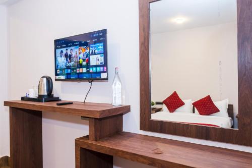 Μια τηλεόραση ή/και κέντρο ψυχαγωγίας στο Sparrow Cherry Resort 2 min walk To MG Marg