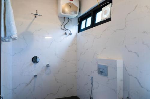 Ένα μπάνιο στο Sparrow Cherry Resort 2 min walk To MG Marg