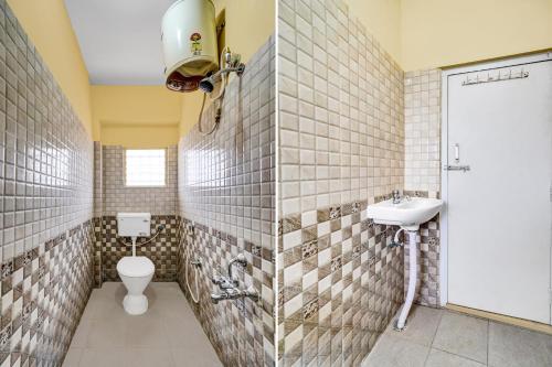 a bathroom with a toilet and a sink at Super Hotel O Royal Rooms in Bengaluru