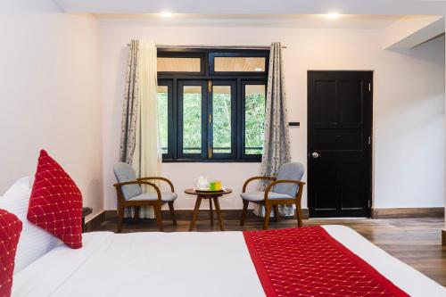 Ένα ή περισσότερα κρεβάτια σε δωμάτιο στο Sparrow Cherry Resort 2 min walk To MG Marg