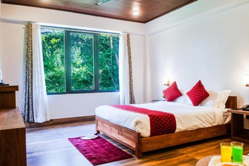 Ένα ή περισσότερα κρεβάτια σε δωμάτιο στο Sparrow Cherry Resort 2 min walk To MG Marg
