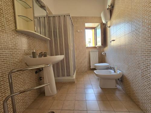 un baño con lavabo e inodoro en Brother's House, en Salerno