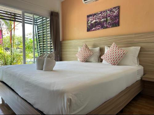 Postel nebo postele na pokoji v ubytování โรงแรม ทิพย์บุรี ริเวอร์ไซด์