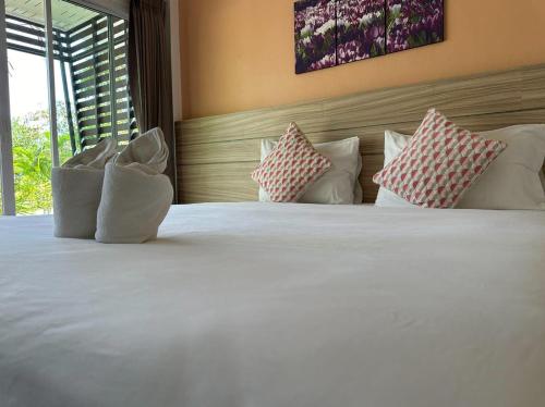 Postel nebo postele na pokoji v ubytování โรงแรม ทิพย์บุรี ริเวอร์ไซค์
