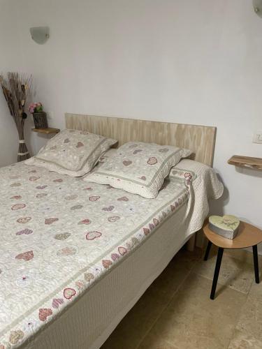 Una cama o camas en una habitación de Gites le Pimayon