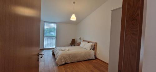 a bedroom with a bed and a window at Wonderful cozy apartment very well located in Gross Gurmels