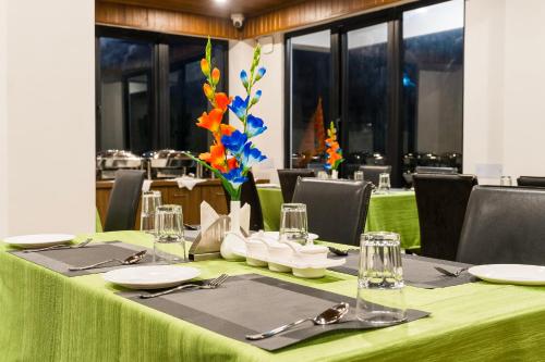 Εστιατόριο ή άλλο μέρος για φαγητό στο Sparrow Cherry Resort 2 min walk To MG Marg