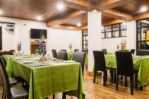Μια τηλεόραση ή/και κέντρο ψυχαγωγίας στο Sparrow Cherry Resort 2 min walk To MG Marg