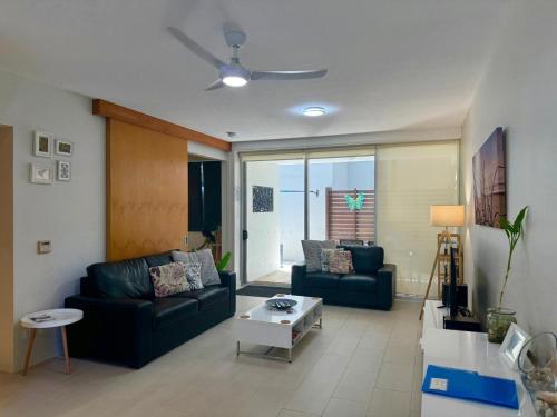Χώρος καθιστικού στο One Bright Point Euodia Unit 1102