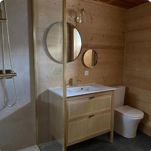 a bathroom with a sink and a shower at Maison Familiale Style Chalet - Centre village in Formiguères