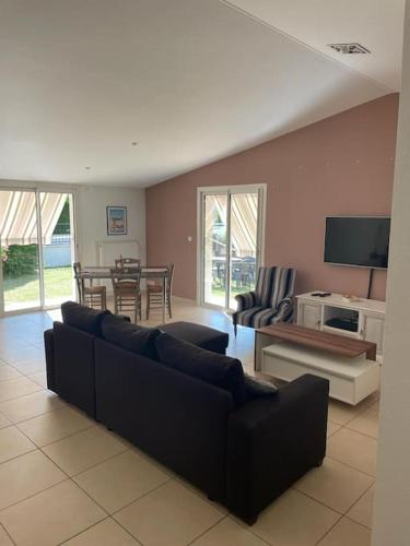 un salon avec un canapé et une table dans l'établissement Maison Mosse, à Angoulins-sur-Mer