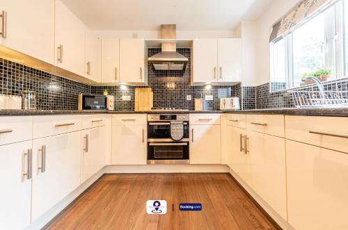 Foto dalla galleria di Last-Minute Escapes ! Summer Days l RTM Stay l 4 -Bed House By Finesse Stays Short Lets & Serviced Accommodation Wakefield With Parking, Contractors a Stanley