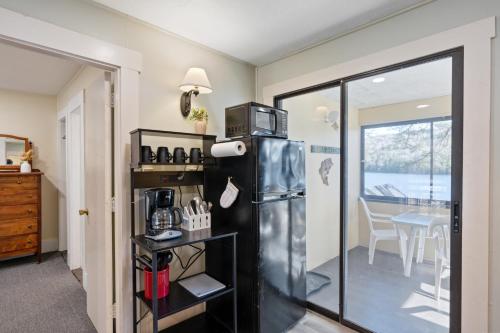 Kuchyň nebo kuchyňský kout v ubytování Waterfront 2 bedroom on Squam (unit 12)