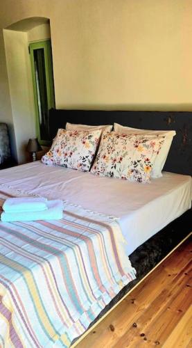 a bed with a black headboard and pillows at Vista Del Mar Mansion in Spile