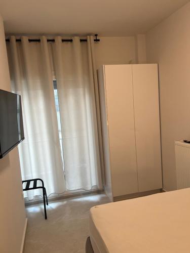 Μια τηλεόραση ή/και κέντρο ψυχαγωγίας στο SimOtel Downtown Suite