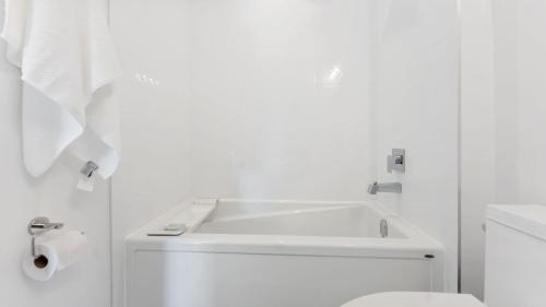 Bilik mandi di Entire Luxury Suite 4mins To Falls