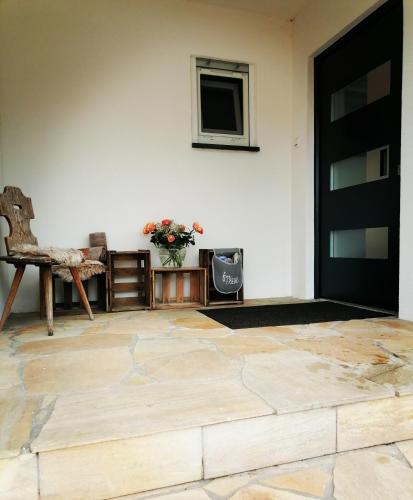 a room with a door and a table and a chair at Modernes Apartment - Neustadt an der Weinstraße in Neustadt an der Weinstraße