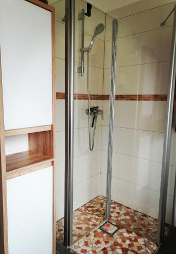 a shower in a bathroom with a tile floor at Modernes Apartment - Neustadt an der Weinstraße in Neustadt an der Weinstraße