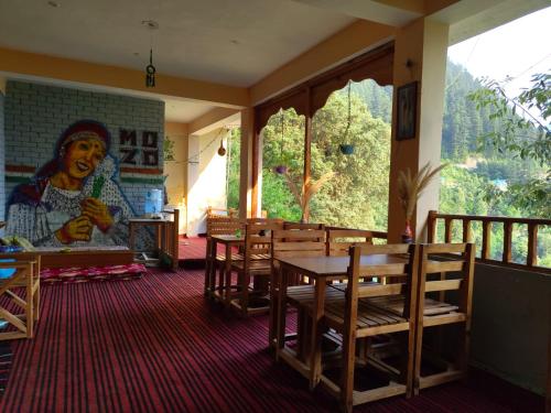 Posezení v ubytování MOZO Inn&Cafe Jibhi