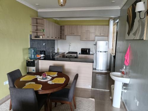 Kuchyň nebo kuchyňský kout v ubytování Executive apartments at kileleshwa estate in wote town