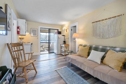 Χώρος καθιστικού στο Waterfront 2 bedroom at squam (Suite 11)