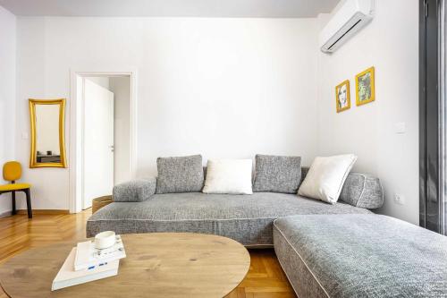 Modern 2BR in Exarchia l Ensuite Baths & Workspace