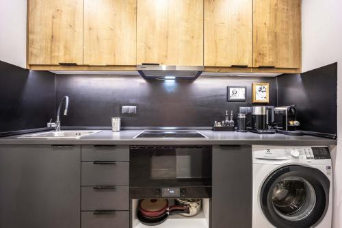 Modern 2BR in Exarchia l Ensuite Baths & Workspace