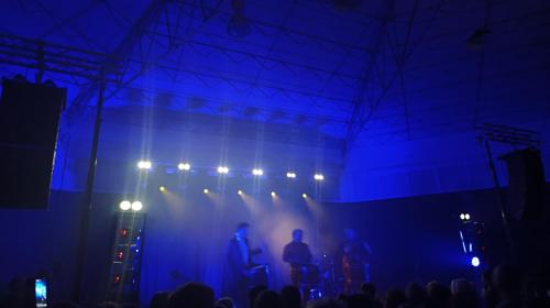 a group of people on a stage at a concert at Orion Guesthouse Telhado in Fundão