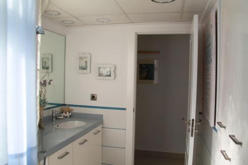 a bathroom with a sink and a mirror at Ático Dos Bahías in Águilas