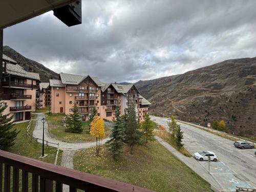 - un balcon avec vue sur un complexe d'appartements dans l'établissement Valmeinier, appartement 6 pers, pied des pistes, à Le Désert