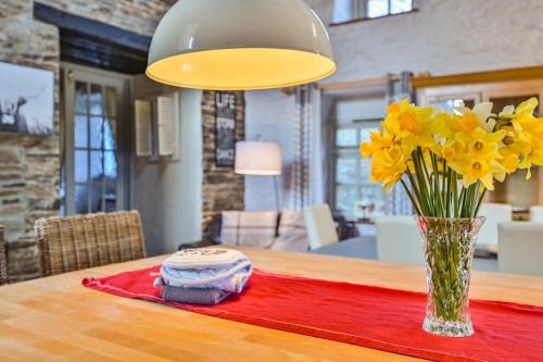 Χώρος καθιστικού στο Superb Old Farmhouse near the Beach with Large Hot Tub , Free Access to an Indoor Pool, Free Animal Feeding ,Free Pony Rides and Free Tractor Rides