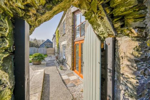 Φωτογραφία από το άλμπουμ του Superb Old Farmhouse near the Beach with Large Hot Tub , Free Access to an Indoor Pool, Free Animal Feeding ,Free Pony Rides and Free Tractor Rides σε Bodinnick