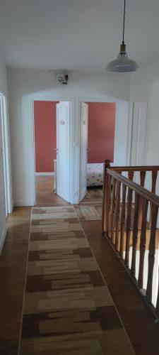 un couloir avec un escalier et une chambre avec un lit dans l'établissement Chambre au calme au première étage, à Brécé