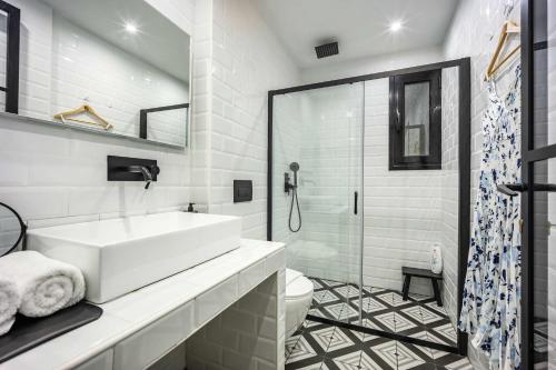 Modern 2BR in Exarchia l Ensuite Baths & Workspace