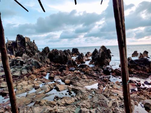 a view of the rocks on the beach at Shree Sai Beach Stay in Arambol