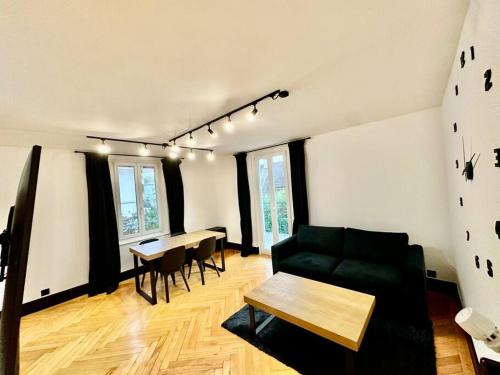 MontagibertにあるCosy apartment in Lausanneのソファとテーブルのあるリビングルーム