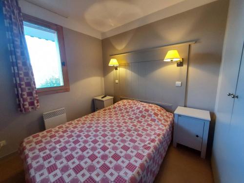 une petite chambre avec un lit et une fenêtre dans l'établissement Appartement cosy 5 pers, skis aux pieds, La Plagne - FR-1-353-65, à La Plagne