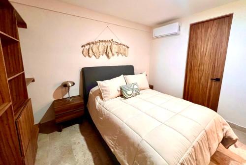Ένα ή περισσότερα κρεβάτια σε δωμάτιο στο Amazing apartment w/ amenities and lake view