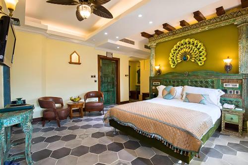ein Schlafzimmer mit einem Kingsize-Bett in einem Zimmer in der Unterkunft Heritage Hotel Suites and Spa in Pokhara