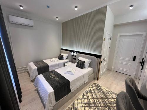 Кровать или кровати в номере AMIR PLAZA hotel