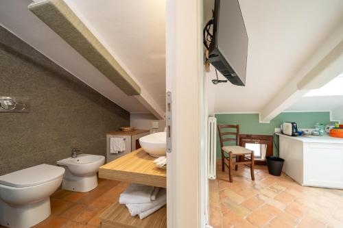 オルヴィエートにあるApartment Orvietoのトイレと洗面台付きのバスルーム