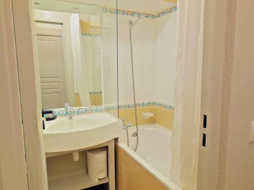 une salle de bain avec un lavabo, une baignoire et une douche dans l'établissement Appartement cosy 5 pers, skis aux pieds, La Plagne - FR-1-353-65, à La Plagne