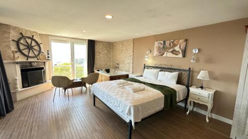 Un dormitorio con una cama y un escritorio y una ventana. en Aden Boutique Otel, en Cesme