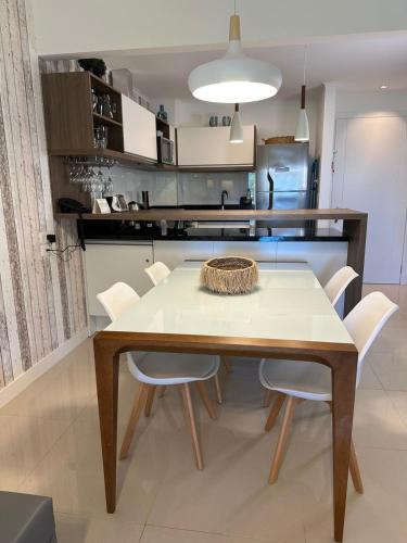 a dining room table and chairs in a kitchen at Green Park hermoso apartamento vista al lago in Punta del Este