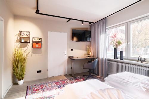 a bedroom with a bed and a desk and a window at XZLLENZ Küche Bad S-Bahn Parken Smart-TV Wellbeing in Neunkirchen am Sand