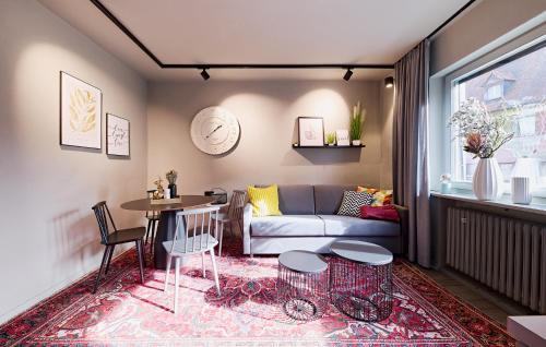 a living room with a couch and a table at XZLLENZ Küche Bad S-Bahn Parken Smart-TV Wellbeing in Neunkirchen am Sand