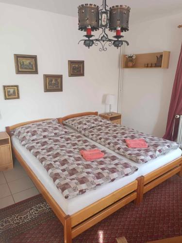 a bed with two red cards on it in a room at Ubytování ve Mlýně in Kladenské Rovné